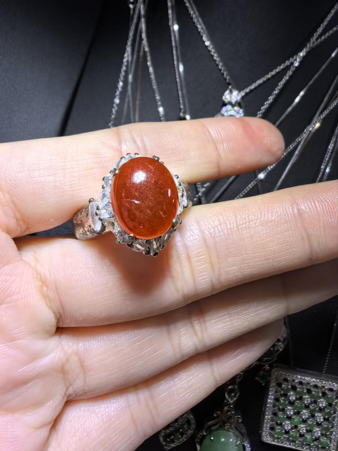 纯天然A货红翡无烧界面，色泽饱满浓郁，实物颜色略深，红红火火，佩戴优雅气质（老缅做铜托只为展示戒面效果）可代镶嵌金。裸石尺寸:1.2cm*1.0cm