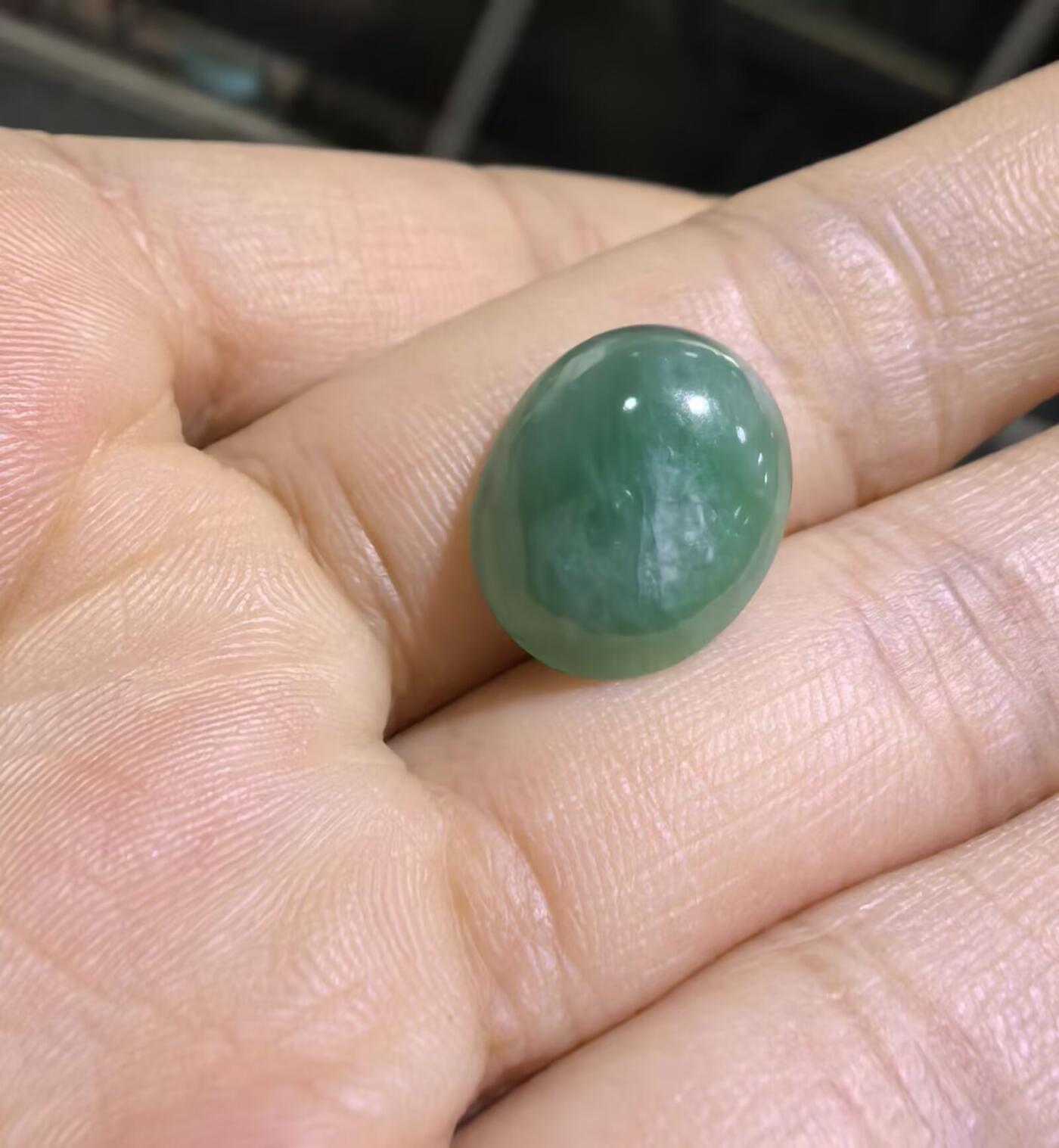 纯天然A货老坑料女款戒面，色泽浓郁，水润沉稳，微棉，可代镶金银。实物实拍，无任何滤镜，所见即所得。裸石尺寸:1.5cm*1.2cm捡漏从速，超高性价比