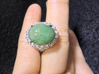 纯天然A货翡翠蛋面女戒，色泽浓郁，沉稳，可代镶金银（老缅简单做铜托只为突显戒面效果）实物实拍，无任何滤镜，所见即所得。裸石尺寸:1.4cm*1.2cm