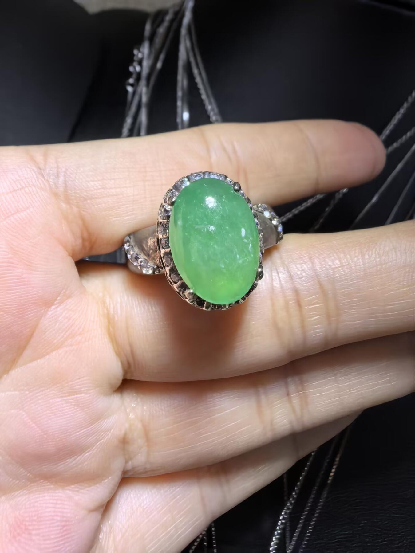 纯天然A货翡翠戒面，冰透水润，色泽饱满浓郁。大气优雅。裸石尺寸：1.4cm*1.0cm（铜托只为突显戒面展示效果）可代镶金。