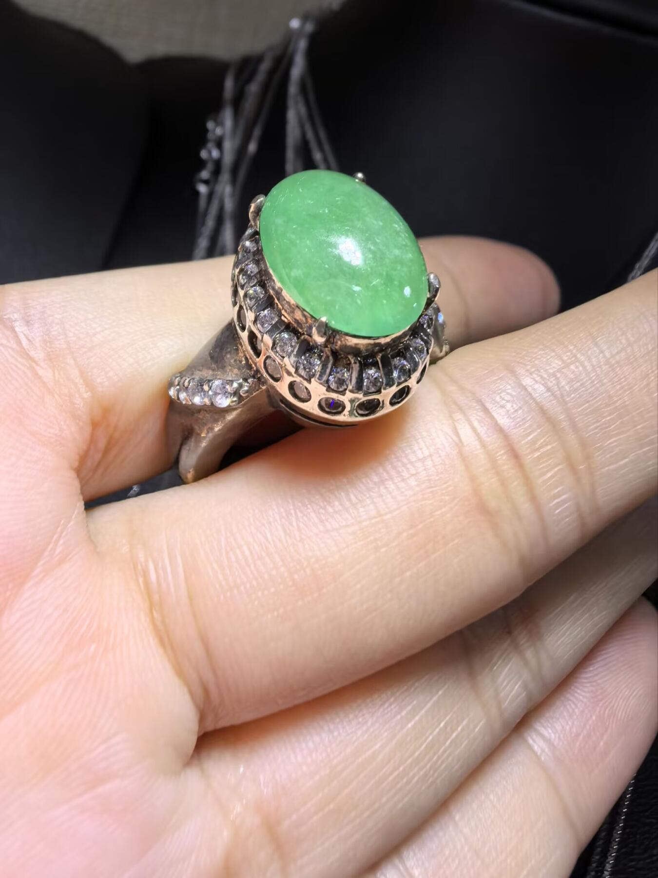 纯天然A货翡翠戒面，冰透水润，色泽饱满浓郁。大气优雅。裸石尺寸：1.4cm*1.0cm（铜托只为突显戒面展示效果）可代镶金。