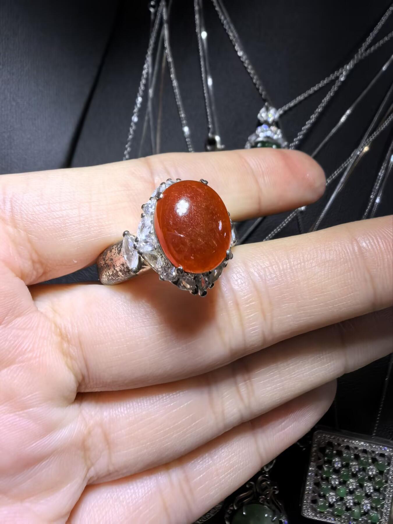 纯天然A货红翡无烧界面，色泽饱满浓郁，实物颜色略深，红红火火，佩戴优雅气质（老缅做铜托只为展示戒面效果）可代镶嵌金。裸石尺寸:1.2cm*1.0cm