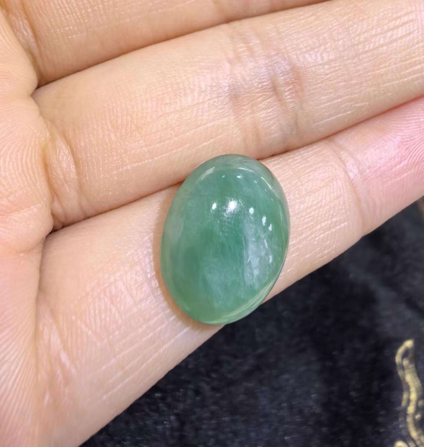 纯天然A货老坑料女款戒面，色泽浓郁，水润沉稳，微棉，可代镶金银。实物实拍，无任何滤镜，所见即所得。裸石尺寸:1.5cm*1.2cm捡漏从速，超高性价比