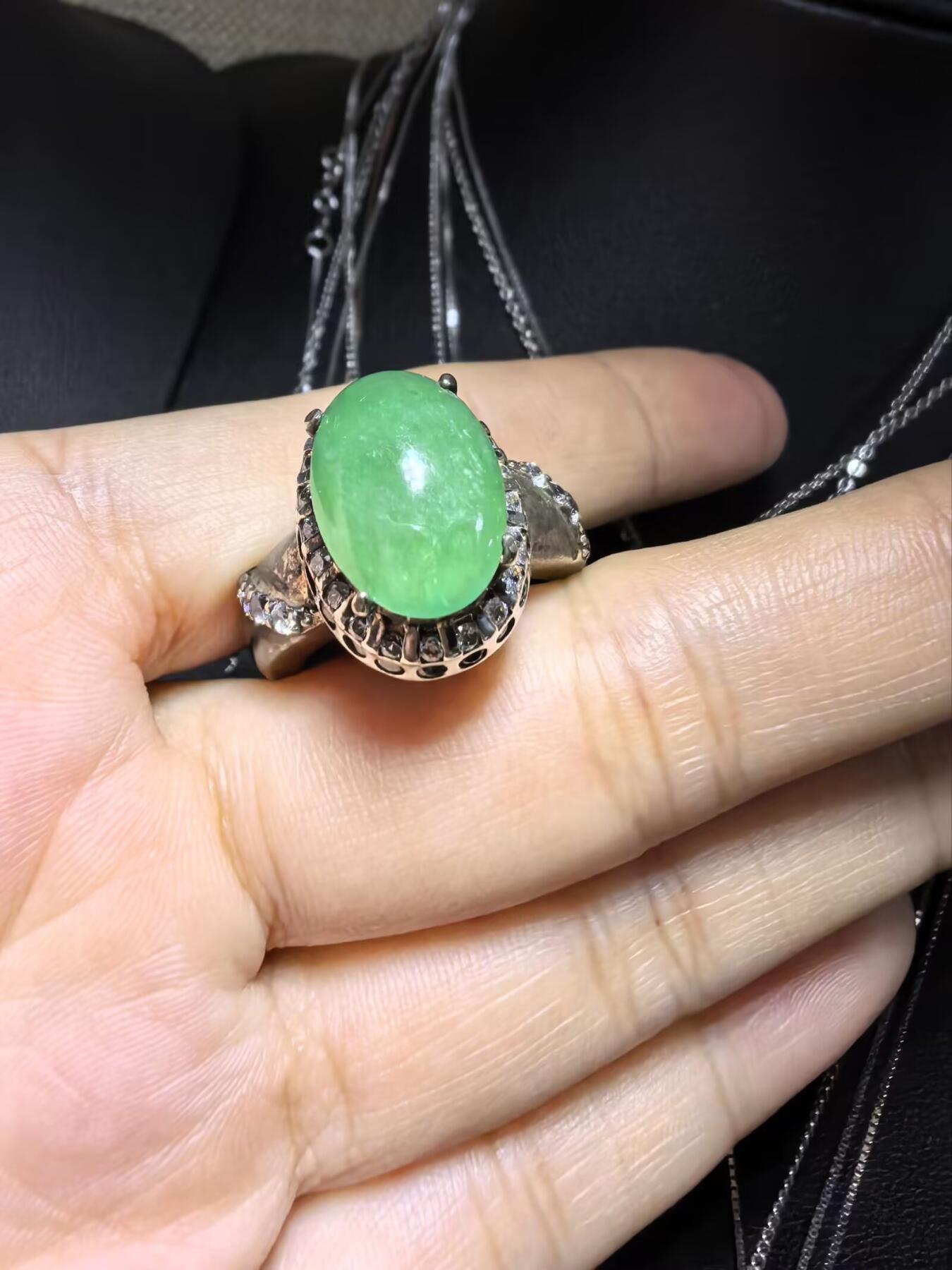 纯天然A货翡翠戒面，冰透水润，色泽饱满浓郁。大气优雅。裸石尺寸：1.4cm*1.0cm（铜托只为突显戒面展示效果）可代镶金。