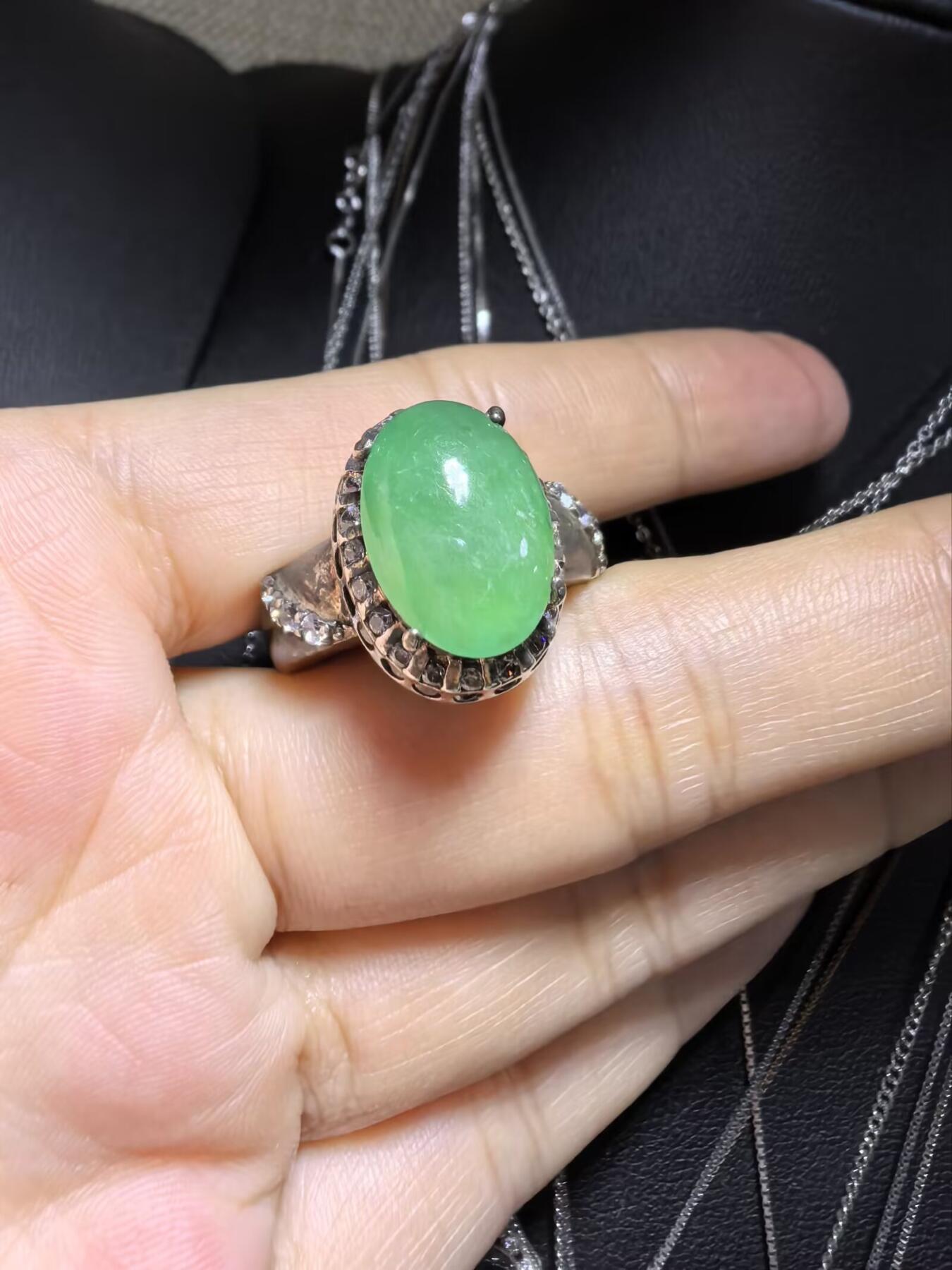 纯天然A货翡翠戒面，冰透水润，色泽饱满浓郁。大气优雅。裸石尺寸：1.4cm*1.0cm（铜托只为突显戒面展示效果）可代镶金。