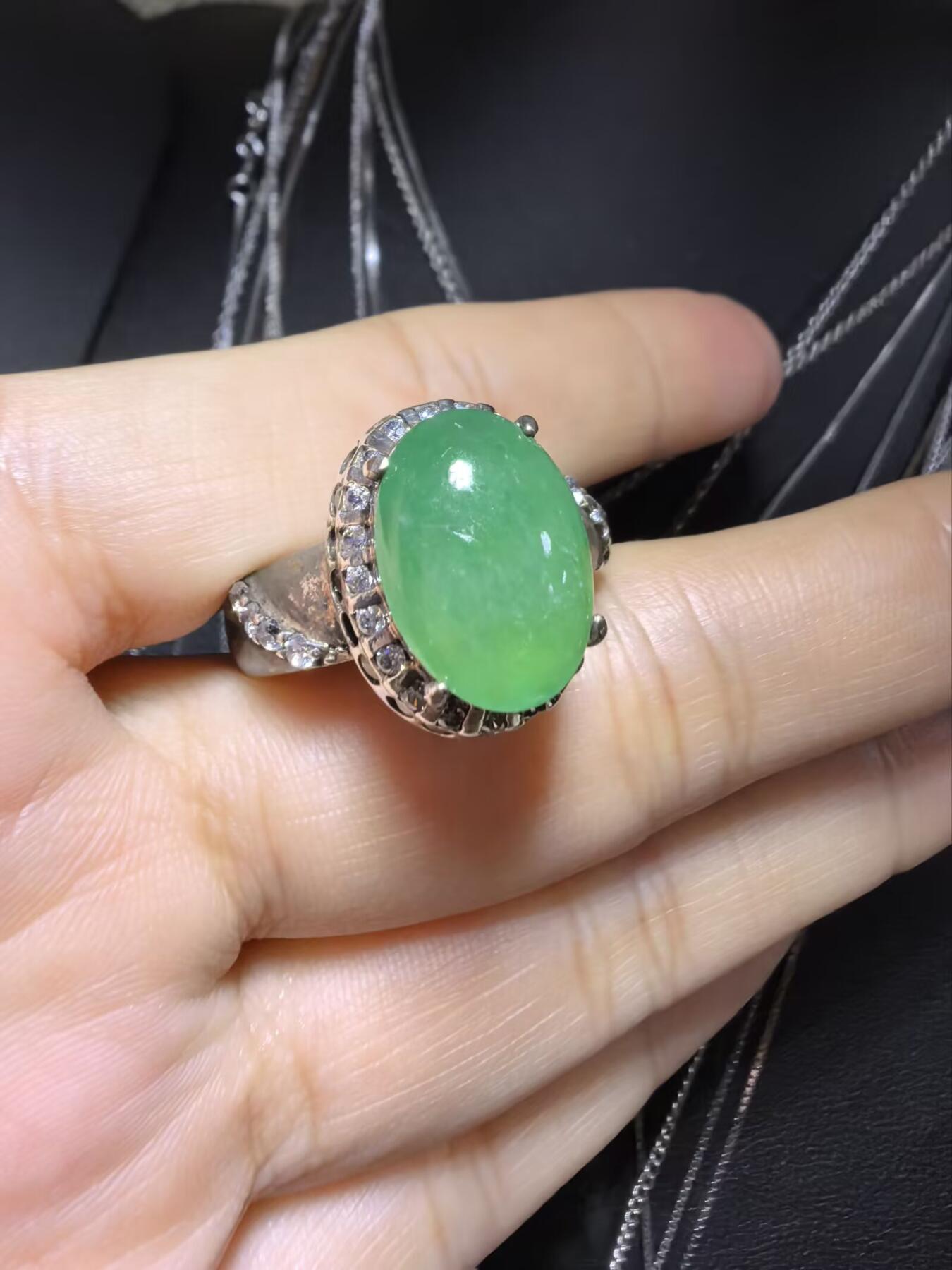 纯天然A货翡翠戒面，冰透水润，色泽饱满浓郁。大气优雅。裸石尺寸：1.4cm*1.0cm（铜托只为突显戒面展示效果）可代镶金。