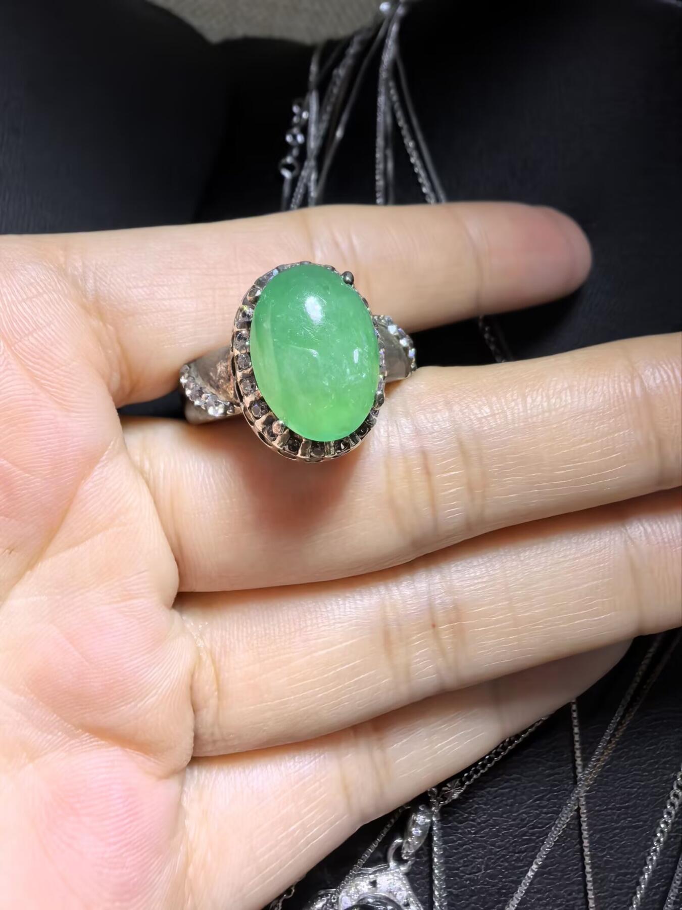 纯天然A货翡翠戒面，冰透水润，色泽饱满浓郁。大气优雅。裸石尺寸：1.4cm*1.0cm（铜托只为突显戒面展示效果）可代镶金。