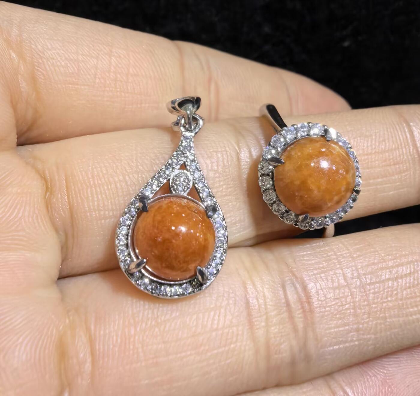 纯天然A货红翡戒指吊坠女款套装s925纯银镶嵌可调节圈口，天然无烧红翡，佩戴优雅简约，实物实拍，所见即所得。