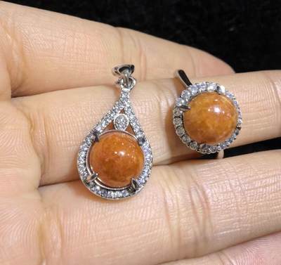 纯天然A货红翡戒指吊坠女款套装s925纯银镶嵌可调节圈口，天然无烧红翡，佩戴优雅简约，实物实拍，所见即所得。