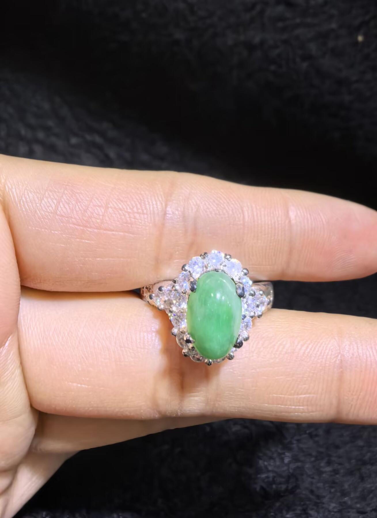 纯天然A货阳绿女戒面，色泽浓郁，种老色辣，可代镶金银（老缅简单做铜托只为突显戒面效果）实物实拍，无任何滤镜，所见即所得。裸石尺寸:1.0cm*0.7mm