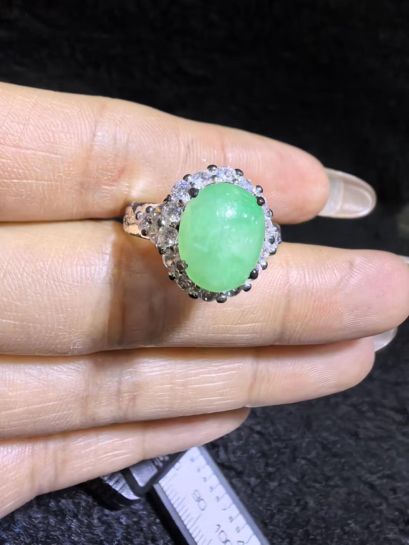 纯天然A货翡翠女戒面，色泽浓郁，水润冰透可代镶金银（老缅简单做铜托只为突显戒面效果）实物实拍，裸石尺寸:10.4mm*8.4mm