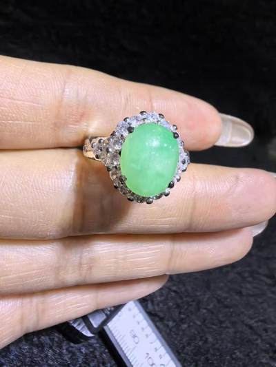 纯天然A货翡翠女戒面，色泽浓郁，水润冰透可代镶金银（老缅简单做铜托只为突显戒面效果）实物实拍，裸石尺寸:10.4mm*8.4mm