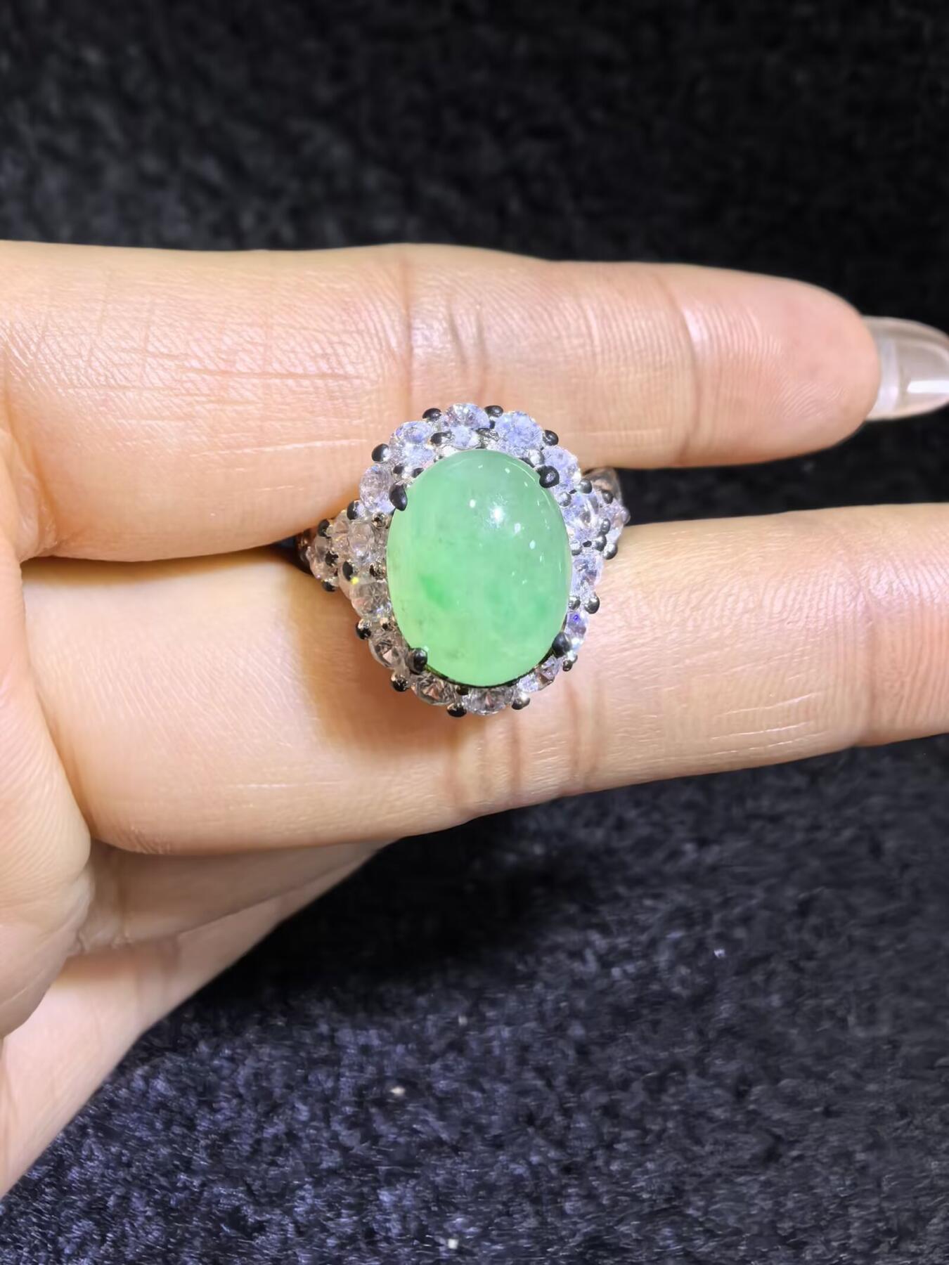 纯天然A货阳绿冰种女戒面，色泽浓郁，冰透水润，带色根，可代镶金银（老缅简单做铜托只为突显戒面效果）实物实拍，无任何滤镜，所见即所得。裸石尺寸:1.1cm*0.9mm