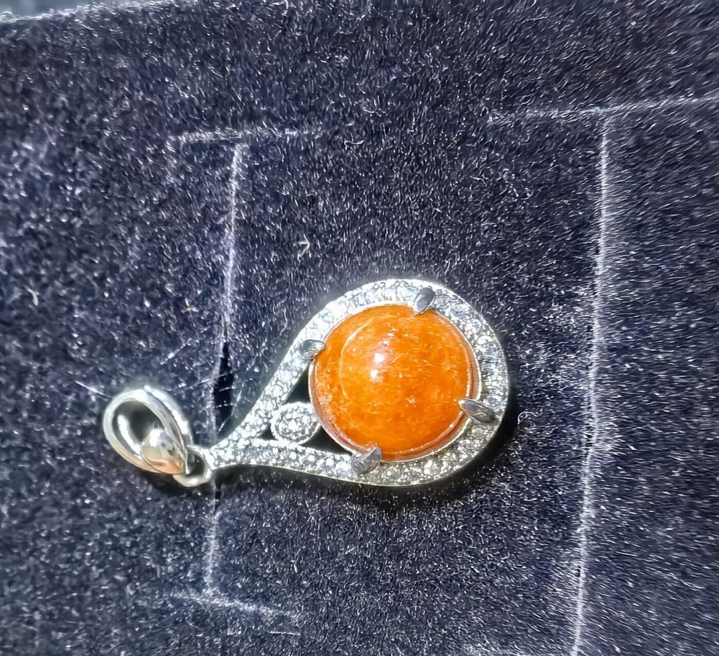 纯天然A货红翡戒指吊坠女款套装s925纯银镶嵌可调节圈口，天然无烧红翡，佩戴优雅简约，实物实拍，所见即所得。