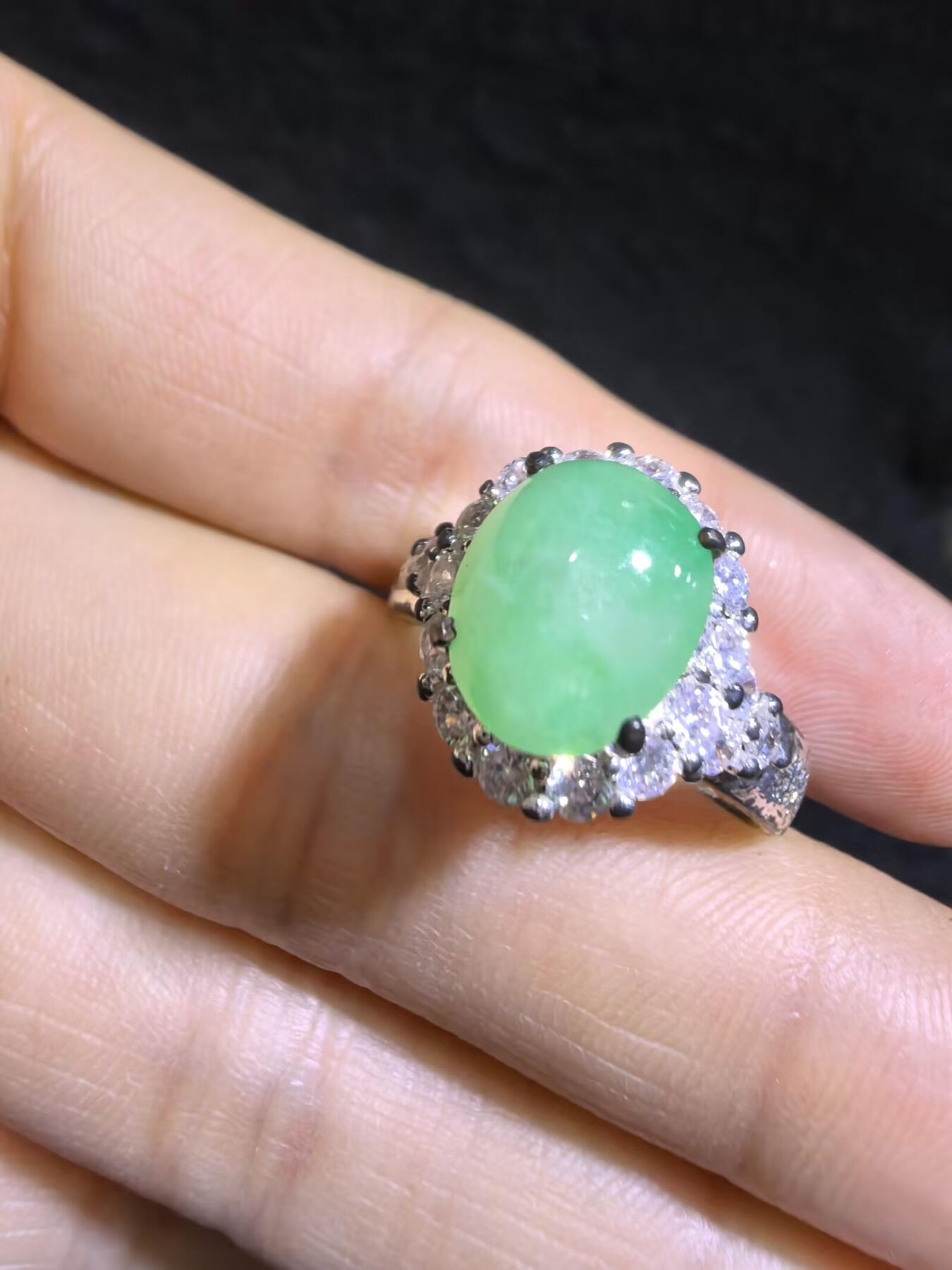 纯天然A货翡翠女戒面，色泽浓郁，水润冰透可代镶金银（老缅简单做铜托只为突显戒面效果）实物实拍，裸石尺寸:10.4mm*8.4mm