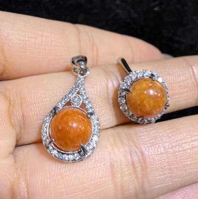 纯天然A货红翡戒指吊坠女款套装s925纯银镶嵌可调节圈口，天然无烧红翡，佩戴优雅简约，实物实拍，所见即所得。