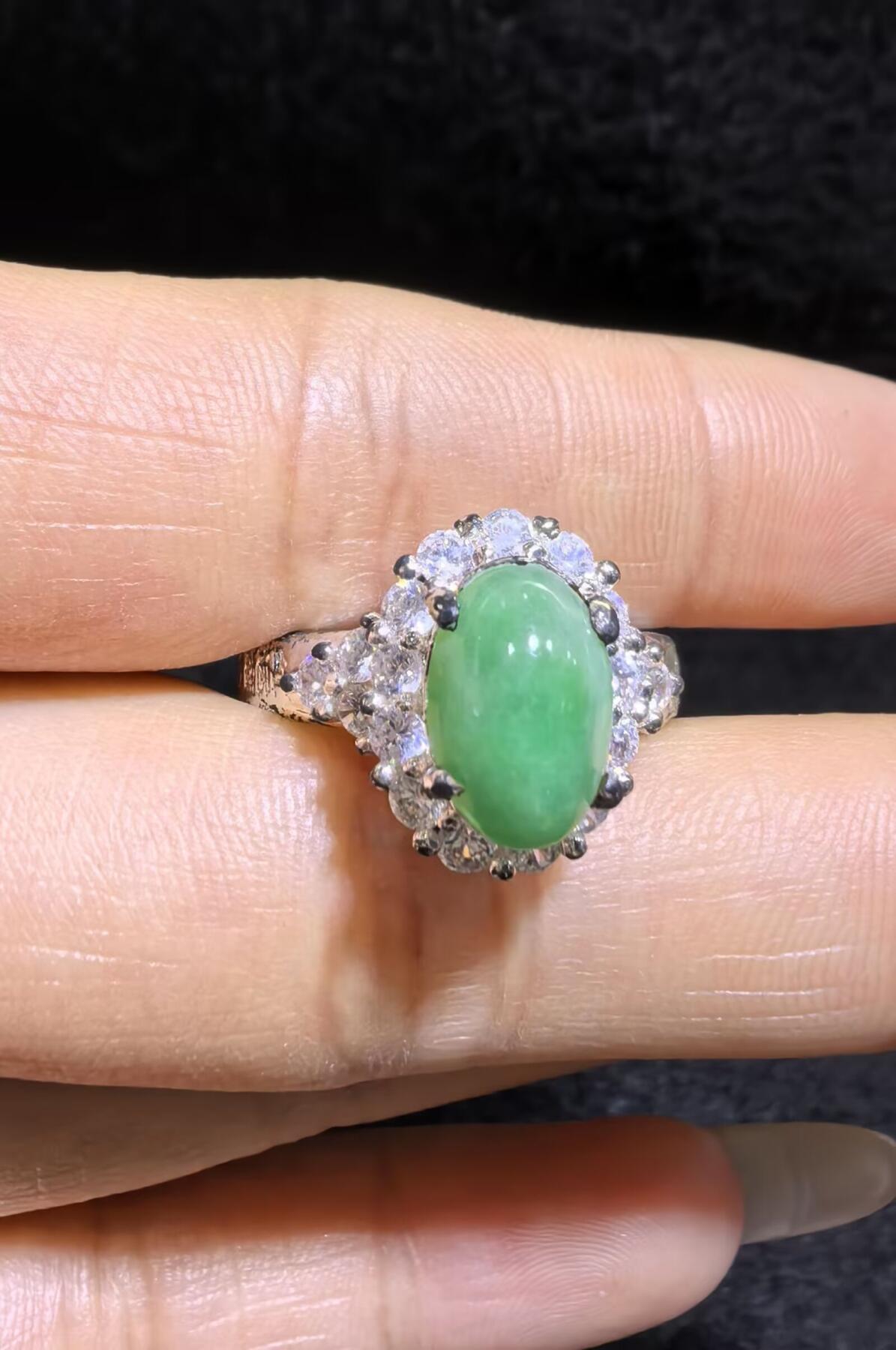 纯天然A货阳绿女戒面，色泽浓郁，种老色辣，可代镶金银（老缅简单做铜托只为突显戒面效果）实物实拍，无任何滤镜，所见即所得。裸石尺寸:1.0cm*0.7mm