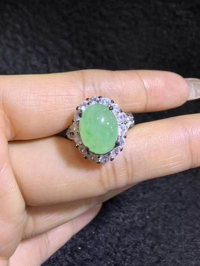 纯天然A货阳绿冰种女戒面，色泽浓郁，冰透水润，带色根，可代镶金银（老缅简单做铜托只为突显戒面效果）实物实拍，无任何滤镜，所见即所得。裸石尺寸:1.1cm*0.9mm