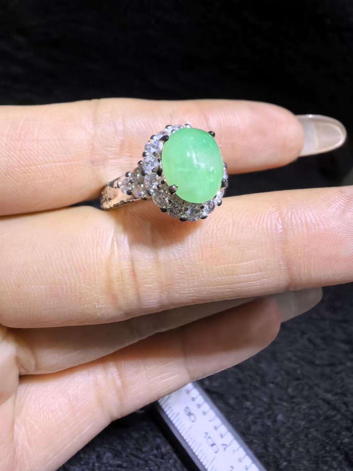 纯天然A货翡翠女戒面，色泽浓郁，水润冰透可代镶金银（老缅简单做铜托只为突显戒面效果）实物实拍，裸石尺寸:10.4mm*8.4mm