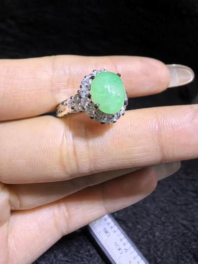 纯天然A货翡翠女戒面，色泽浓郁，水润冰透可代镶金银（老缅简单做铜托只为突显戒面效果）实物实拍，裸石尺寸:10.4mm*8.4mm