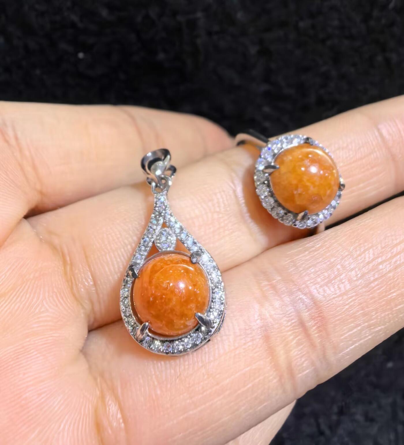 纯天然A货红翡戒指吊坠女款套装s925纯银镶嵌可调节圈口，天然无烧红翡，佩戴优雅简约，实物实拍，所见即所得。