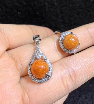 纯天然A货红翡戒指吊坠女款套装s925纯银镶嵌可调节圈口，天然无烧红翡，佩戴优雅简约，实物实拍，所见即所得。