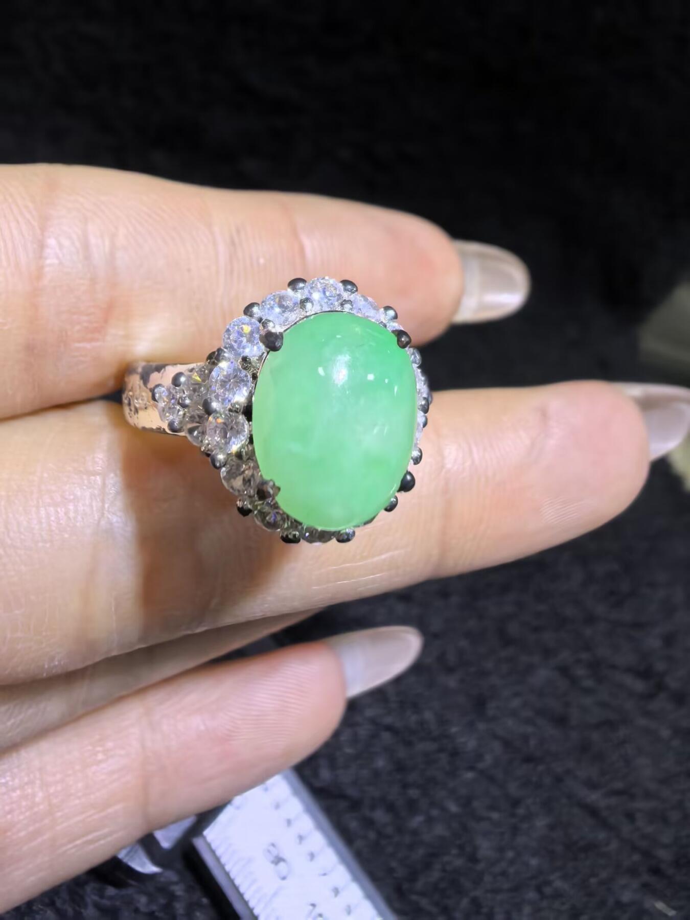 纯天然A货翡翠女戒面，色泽浓郁，水润冰透可代镶金银（老缅简单做铜托只为突显戒面效果）实物实拍，裸石尺寸:10.4mm*8.4mm