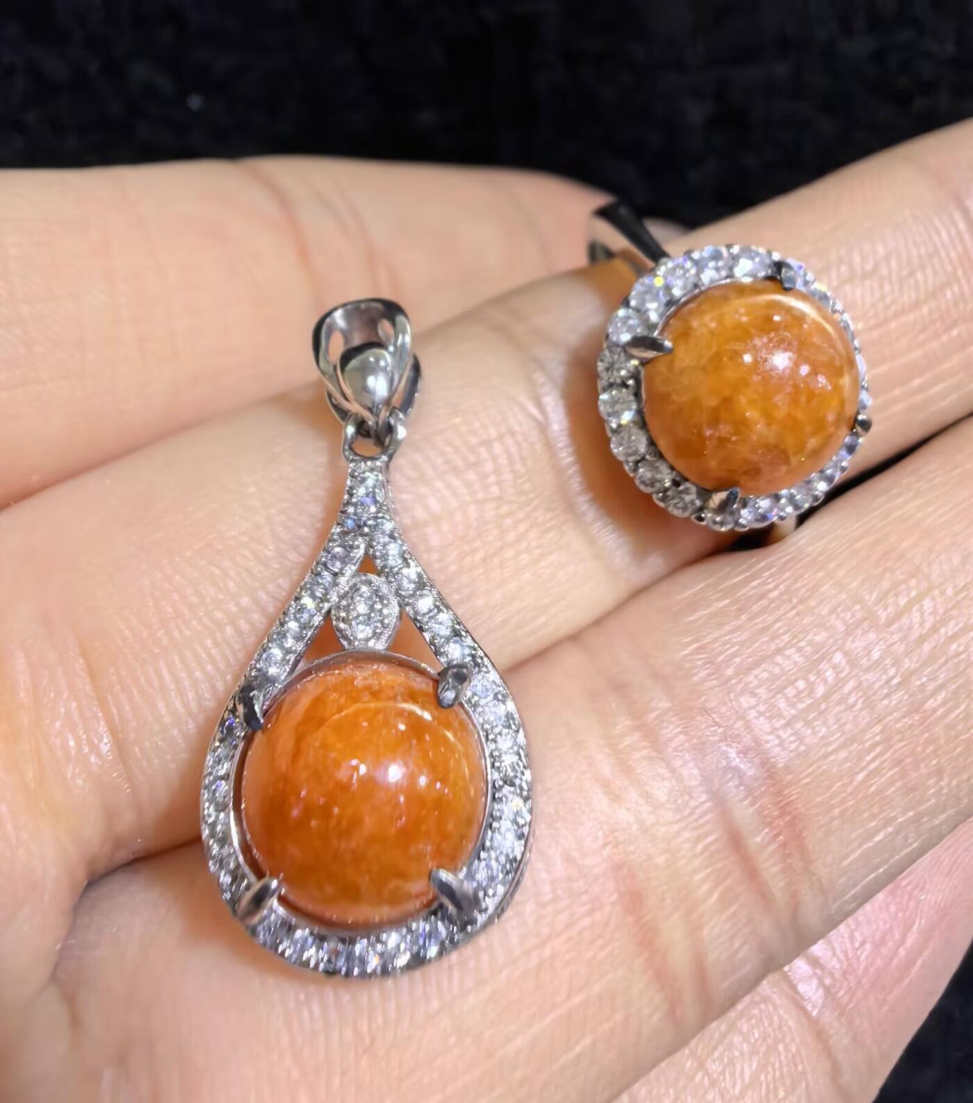 纯天然A货红翡戒指吊坠女款套装s925纯银镶嵌可调节圈口，天然无烧红翡，佩戴优雅简约，实物实拍，所见即所得。