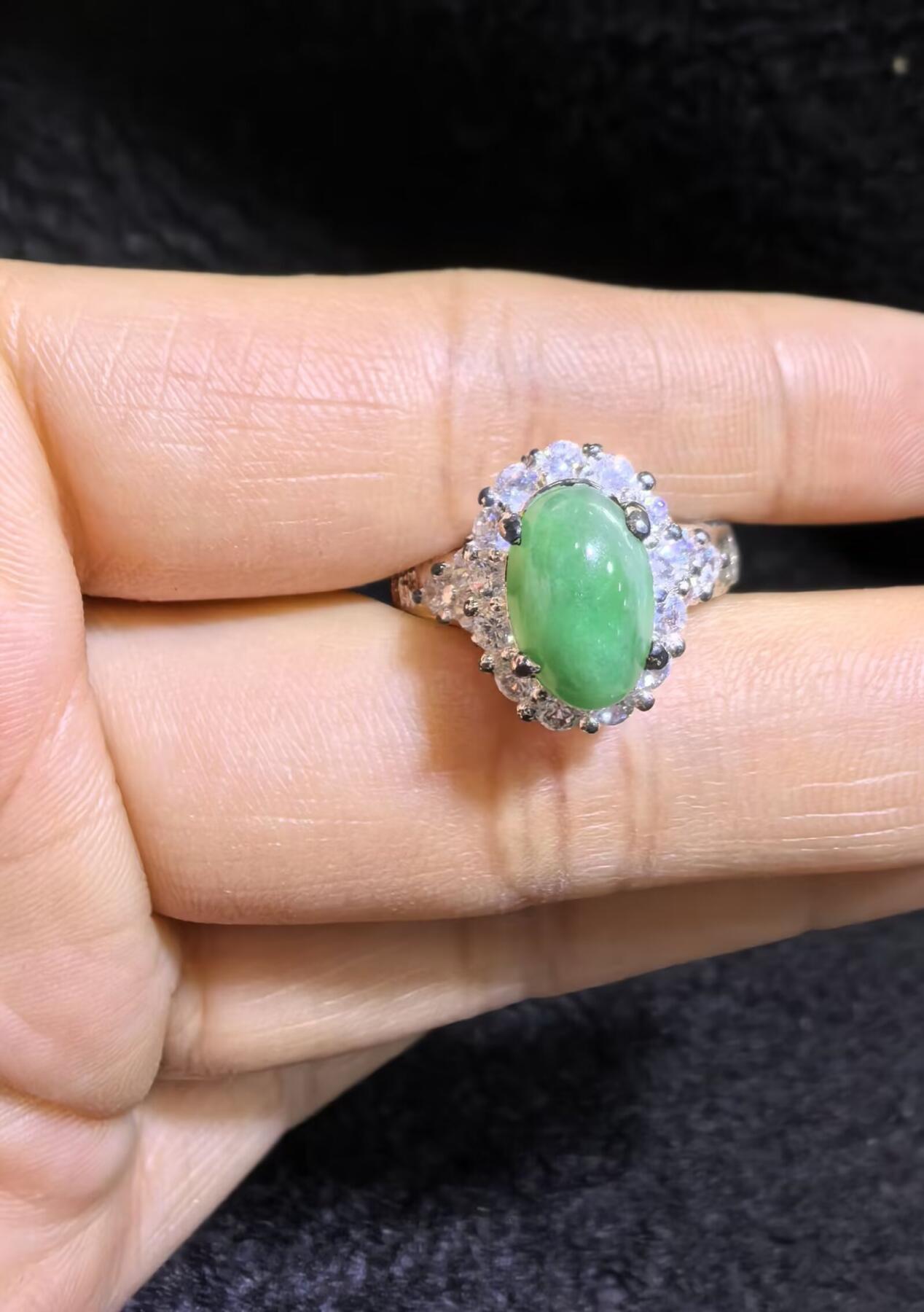 纯天然A货阳绿女戒面，色泽浓郁，种老色辣，可代镶金银（老缅简单做铜托只为突显戒面效果）实物实拍，无任何滤镜，所见即所得。裸石尺寸:1.0cm*0.7mm