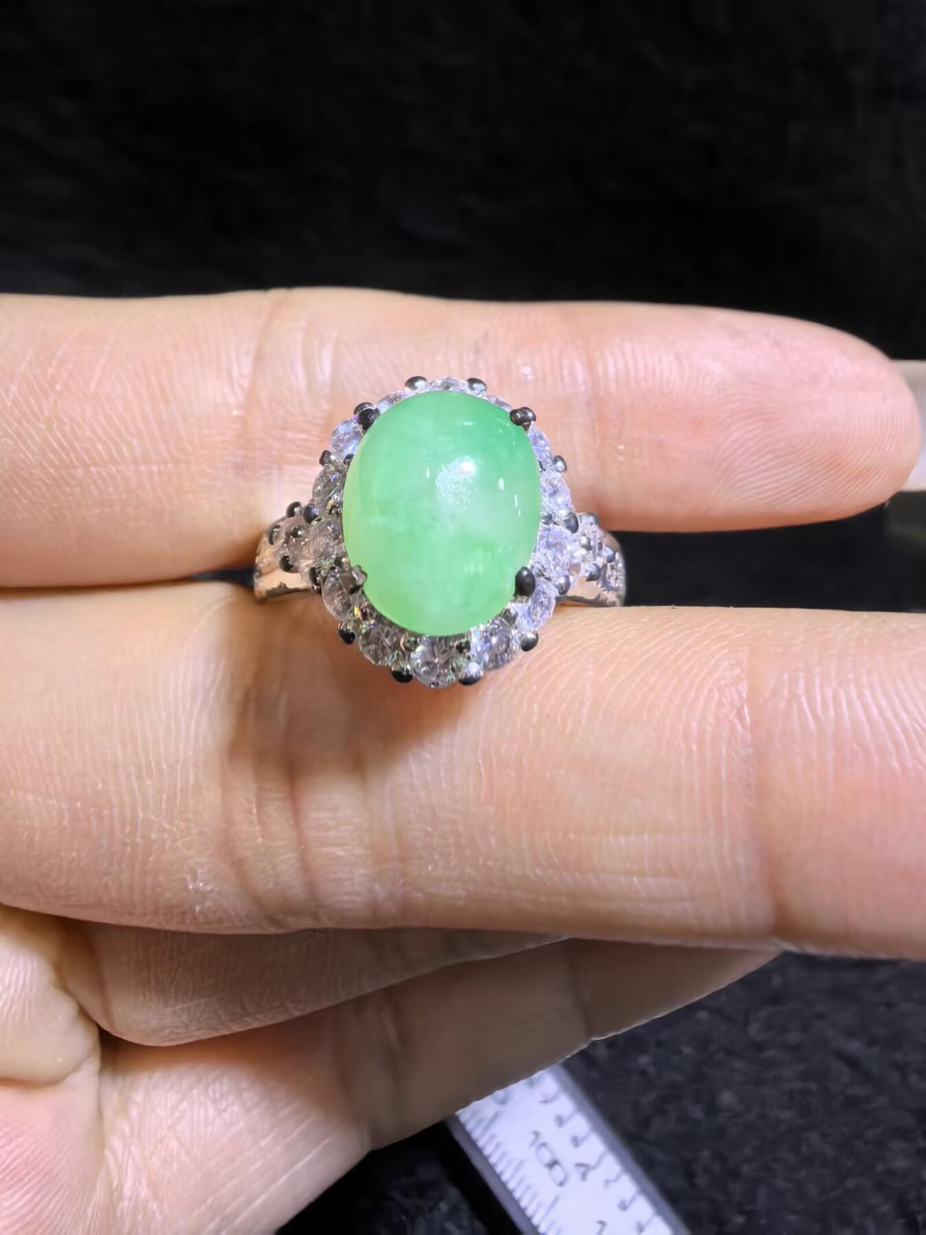 纯天然A货翡翠女戒面，色泽浓郁，水润冰透可代镶金银（老缅简单做铜托只为突显戒面效果）实物实拍，裸石尺寸:10.4mm*8.4mm