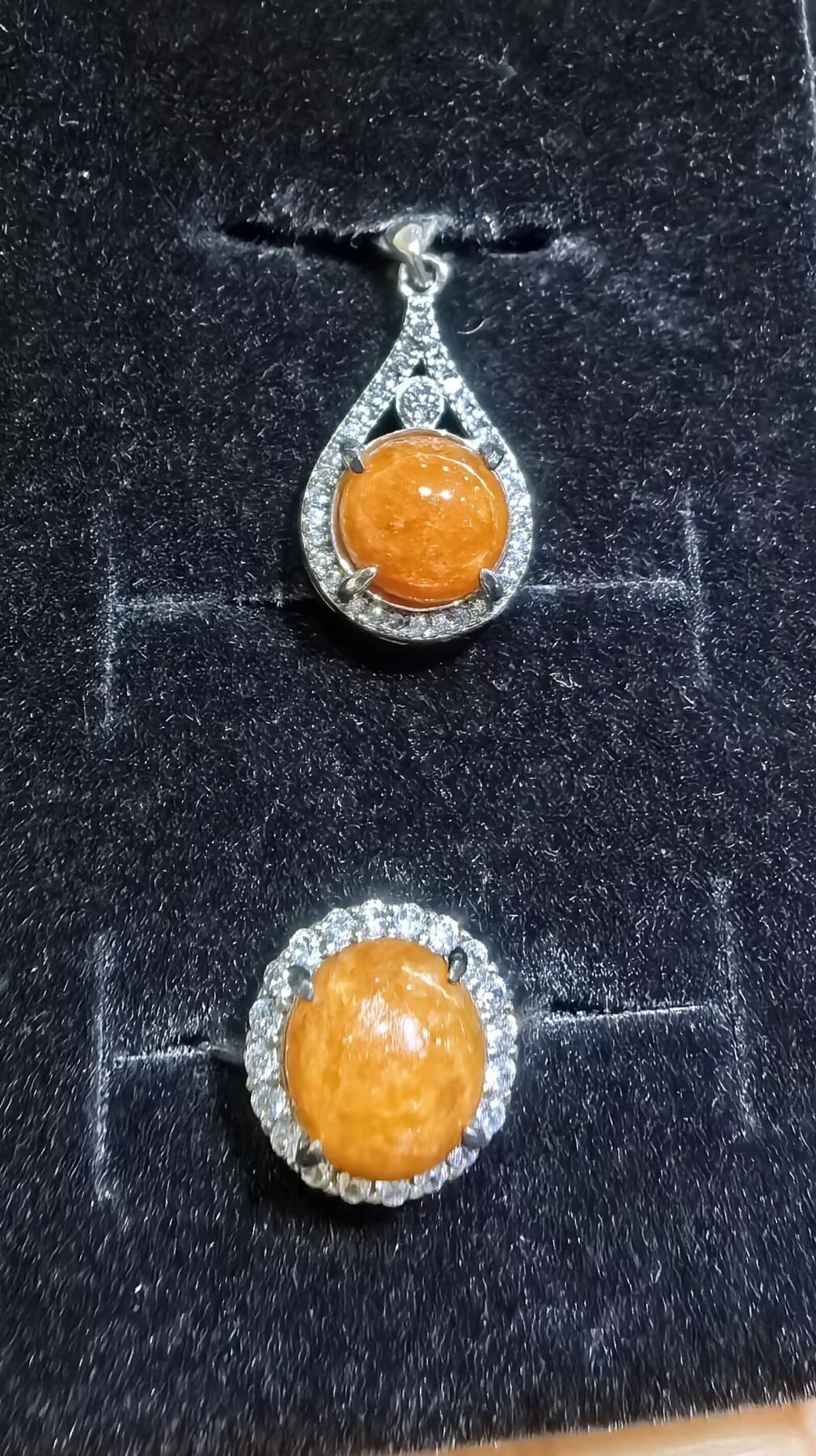 纯天然A货红翡戒指吊坠女款套装s925纯银镶嵌可调节圈口，天然无烧红翡，佩戴优雅简约，实物实拍，所见即所得。