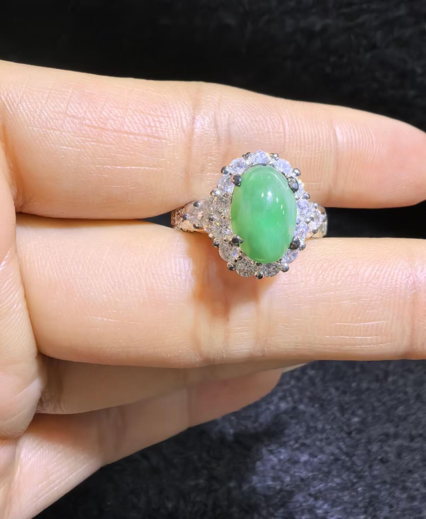 纯天然A货阳绿女戒面，色泽浓郁，种老色辣，可代镶金银（老缅简单做铜托只为突显戒面效果）实物实拍，无任何滤镜，所见即所得。裸石尺寸:1.0cm*0.7mm