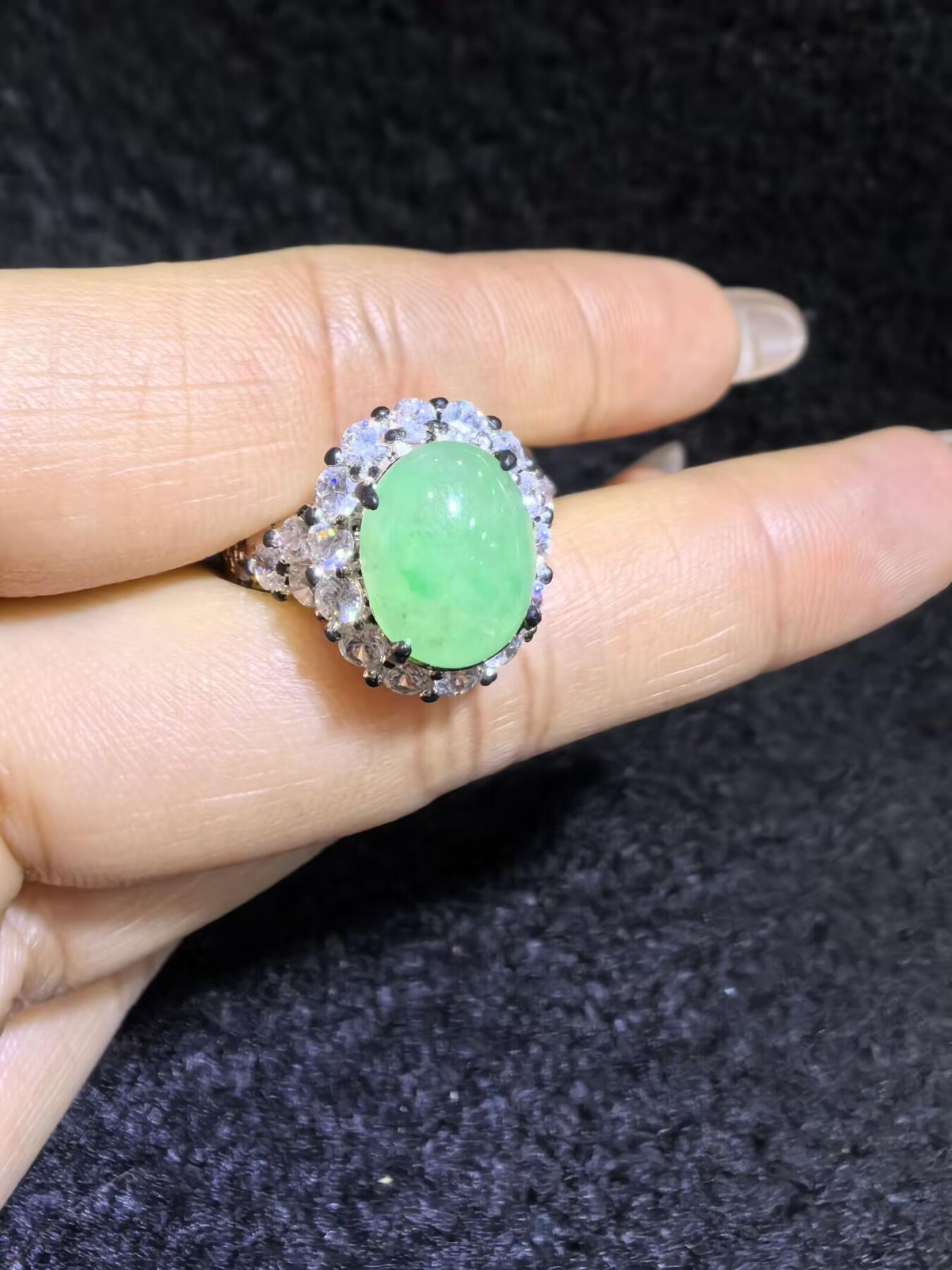 纯天然A货阳绿冰种女戒面，色泽浓郁，冰透水润，带色根，可代镶金银（老缅简单做铜托只为突显戒面效果）实物实拍，无任何滤镜，所见即所得。裸石尺寸:1.1cm*0.9mm