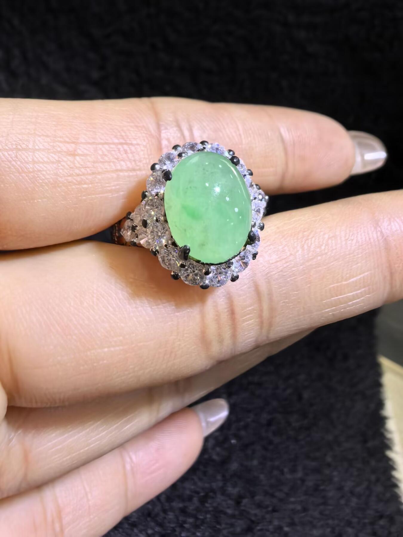 纯天然A货阳绿冰种女戒面，色泽浓郁，冰透水润，带色根，可代镶金银（老缅简单做铜托只为突显戒面效果）实物实拍，无任何滤镜，所见即所得。裸石尺寸:1.1cm*0.9mm