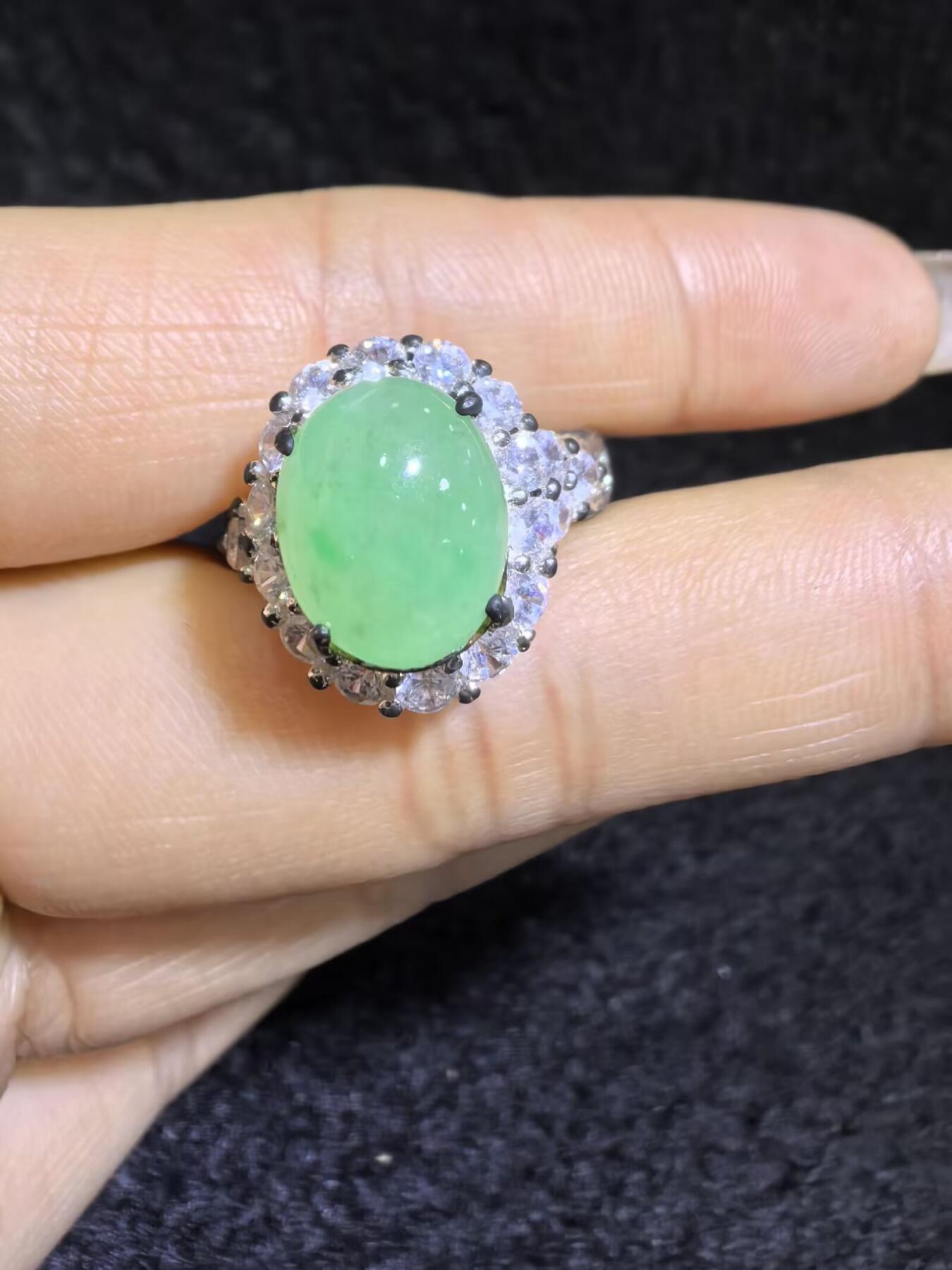 纯天然A货阳绿冰种女戒面，色泽浓郁，冰透水润，带色根，可代镶金银（老缅简单做铜托只为突显戒面效果）实物实拍，无任何滤镜，所见即所得。裸石尺寸:1.1cm*0.9mm