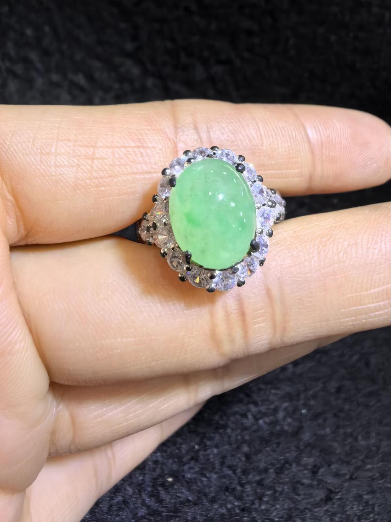 纯天然A货阳绿冰种女戒面，色泽浓郁，冰透水润，带色根，可代镶金银（老缅简单做铜托只为突显戒面效果）实物实拍，无任何滤镜，所见即所得。裸石尺寸:1.1cm*0.9mm