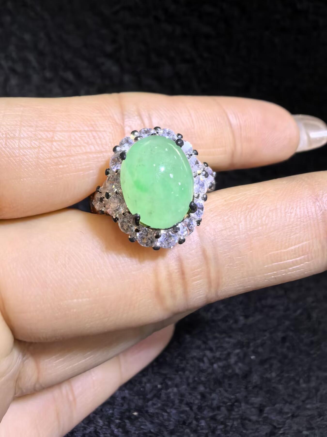 纯天然A货阳绿冰种女戒面，色泽浓郁，冰透水润，带色根，可代镶金银（老缅简单做铜托只为突显戒面效果）实物实拍，无任何滤镜，所见即所得。裸石尺寸:1.1cm*0.9mm