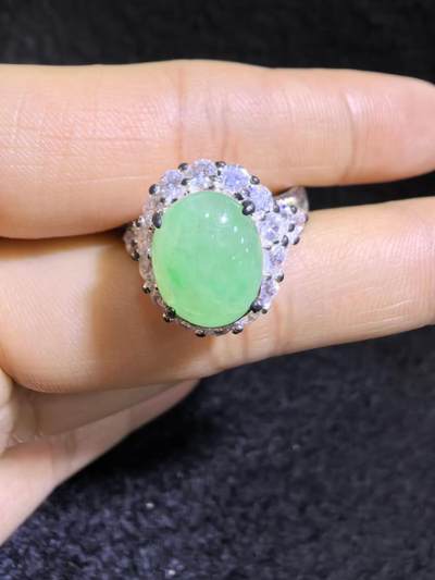 纯天然A货阳绿冰种女戒面，色泽浓郁，冰透水润，带色根，可代镶金银（老缅简单做铜托只为突显戒面效果）实物实拍，无任何滤镜，所见即所得。裸石尺寸:1.1cm*0.9mm