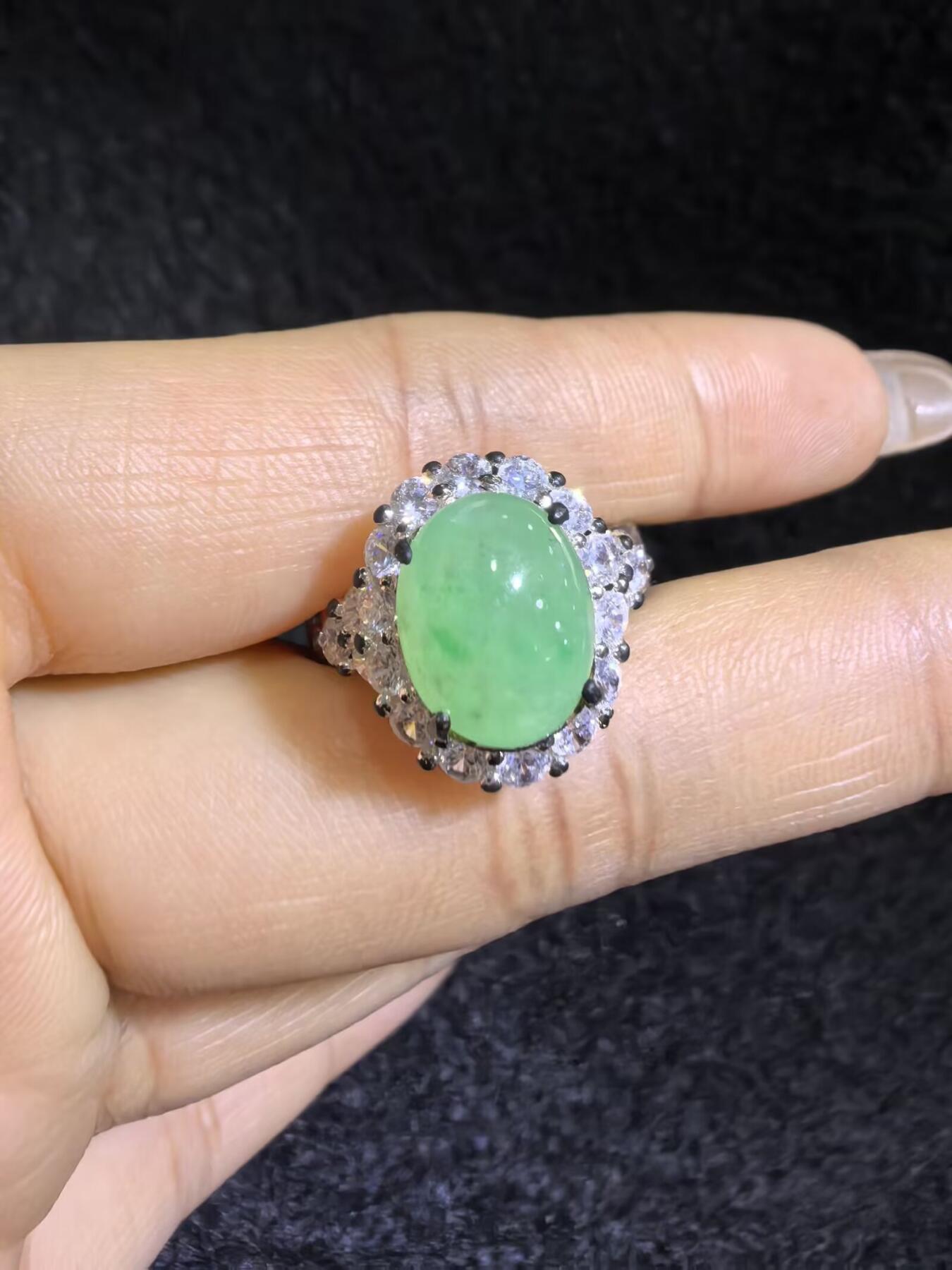 纯天然A货阳绿冰种女戒面，色泽浓郁，冰透水润，带色根，可代镶金银（老缅简单做铜托只为突显戒面效果）实物实拍，无任何滤镜，所见即所得。裸石尺寸:1.1cm*0.9mm