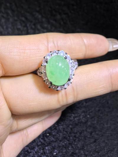 纯天然A货阳绿冰种女戒面，色泽浓郁，冰透水润，带色根，可代镶金银（老缅简单做铜托只为突显戒面效果）实物实拍，无任何滤镜，所见即所得。裸石尺寸:1.1cm*0.9mm