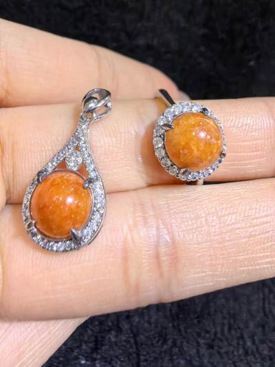 纯天然A货红翡戒指吊坠女款套装s925纯银镶嵌可调节圈口，天然无烧红翡，佩戴优雅简约，实物实拍，所见即所得。