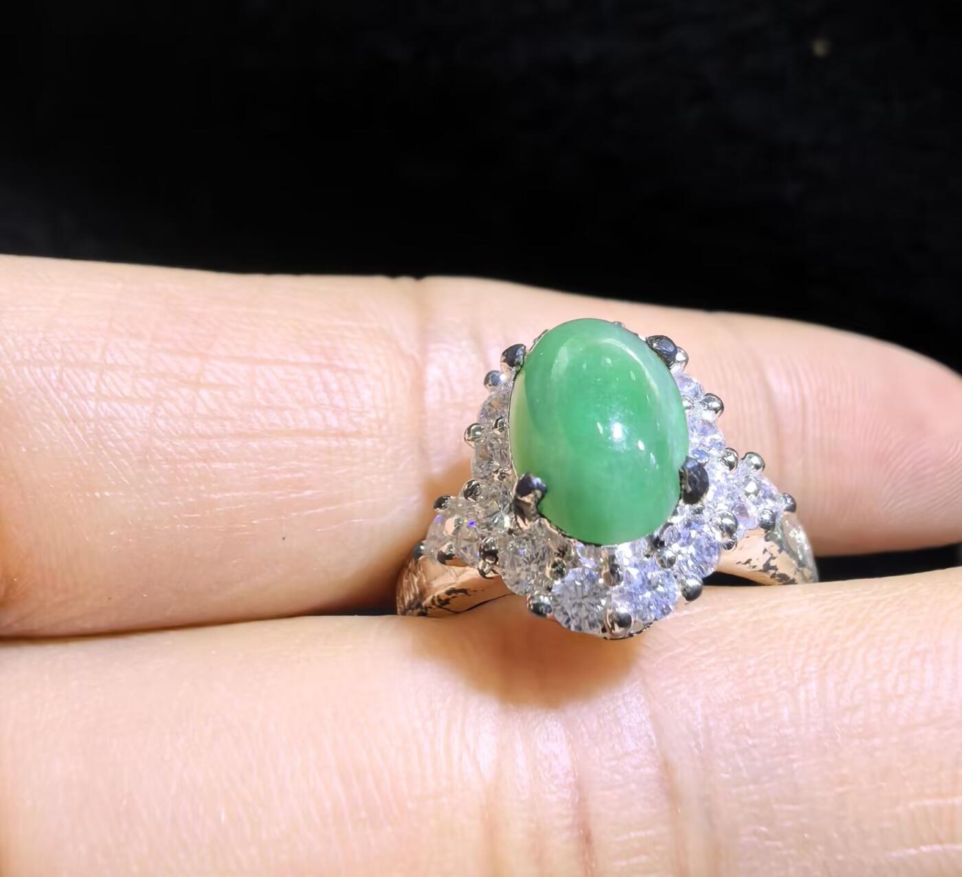 纯天然A货阳绿女戒面，色泽浓郁，种老色辣，可代镶金银（老缅简单做铜托只为突显戒面效果）实物实拍，无任何滤镜，所见即所得。裸石尺寸:1.0cm*0.7mm