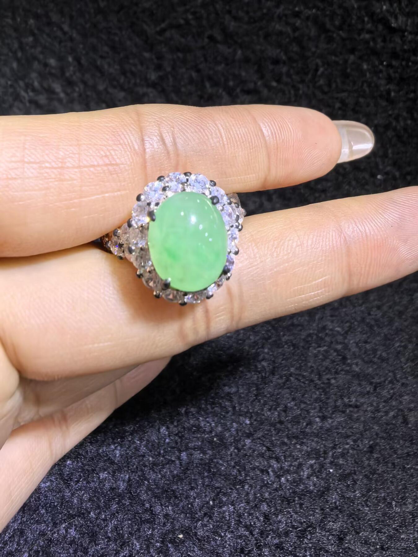 纯天然A货阳绿冰种女戒面，色泽浓郁，冰透水润，带色根，可代镶金银（老缅简单做铜托只为突显戒面效果）实物实拍，无任何滤镜，所见即所得。裸石尺寸:1.1cm*0.9mm