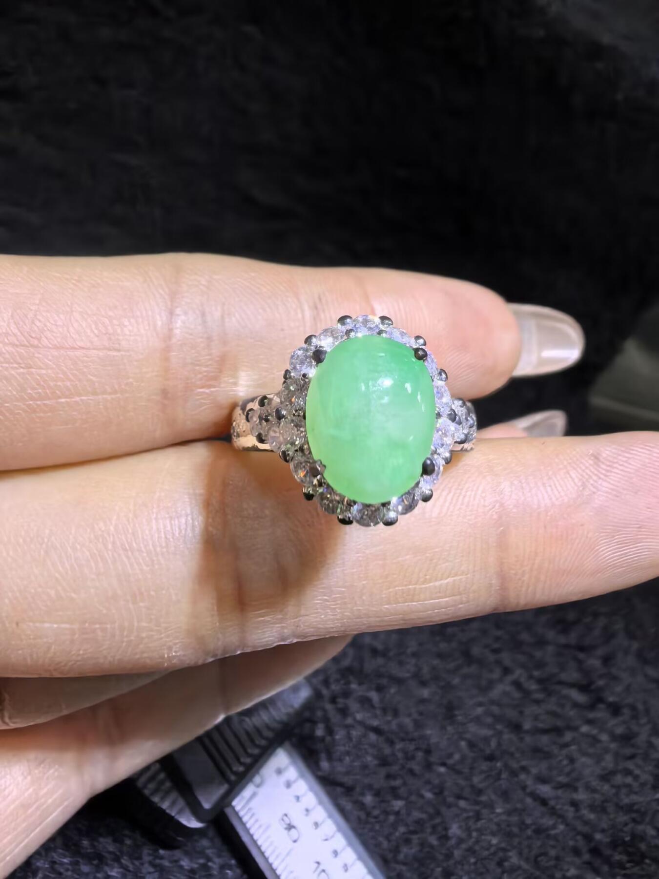 纯天然A货翡翠女戒面，色泽浓郁，水润冰透可代镶金银（老缅简单做铜托只为突显戒面效果）实物实拍，裸石尺寸:10.4mm*8.4mm