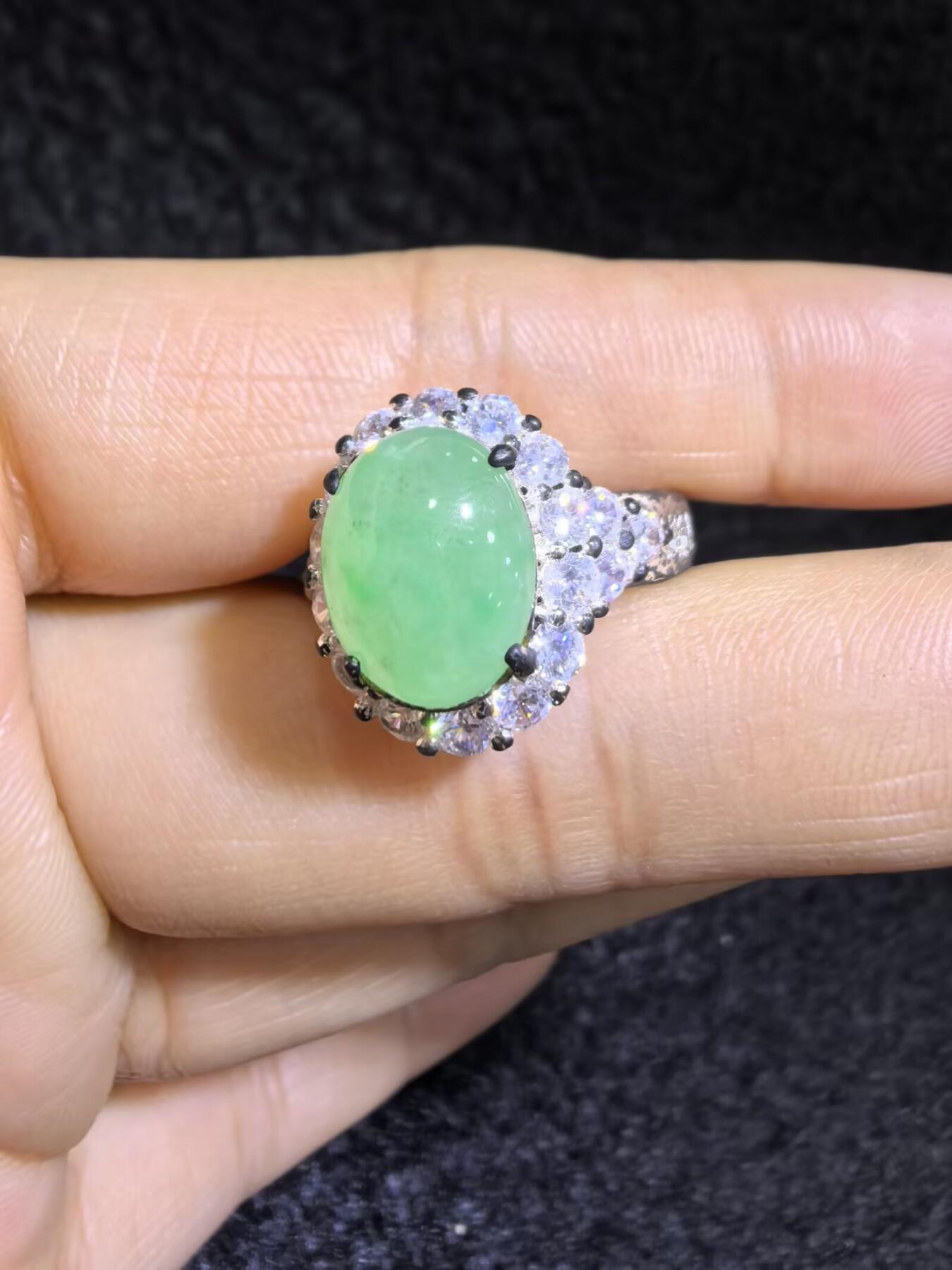 纯天然A货阳绿冰种女戒面，色泽浓郁，冰透水润，带色根，可代镶金银（老缅简单做铜托只为突显戒面效果）实物实拍，无任何滤镜，所见即所得。裸石尺寸:1.1cm*0.9mm