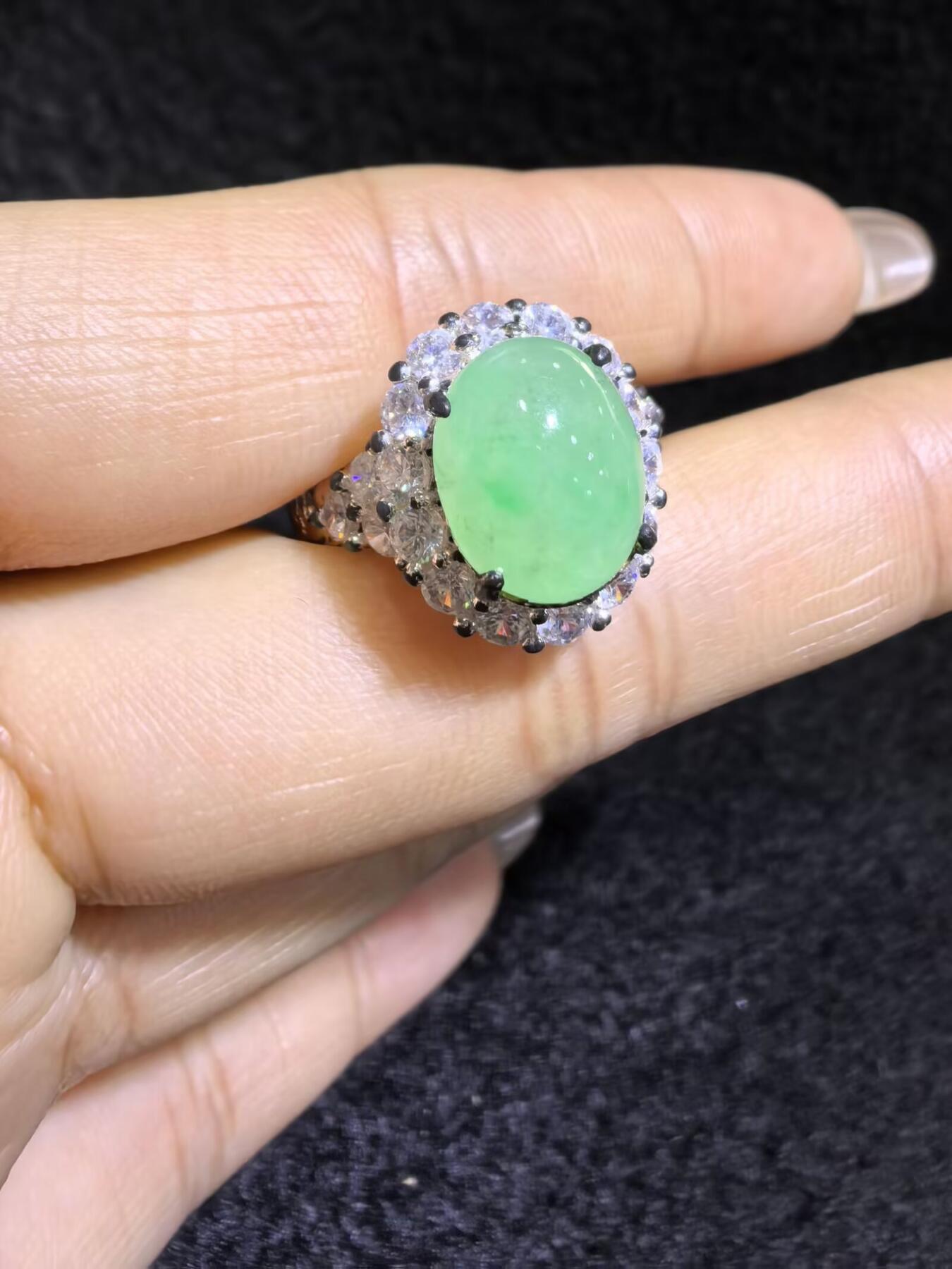 纯天然A货阳绿冰种女戒面，色泽浓郁，冰透水润，带色根，可代镶金银（老缅简单做铜托只为突显戒面效果）实物实拍，无任何滤镜，所见即所得。裸石尺寸:1.1cm*0.9mm