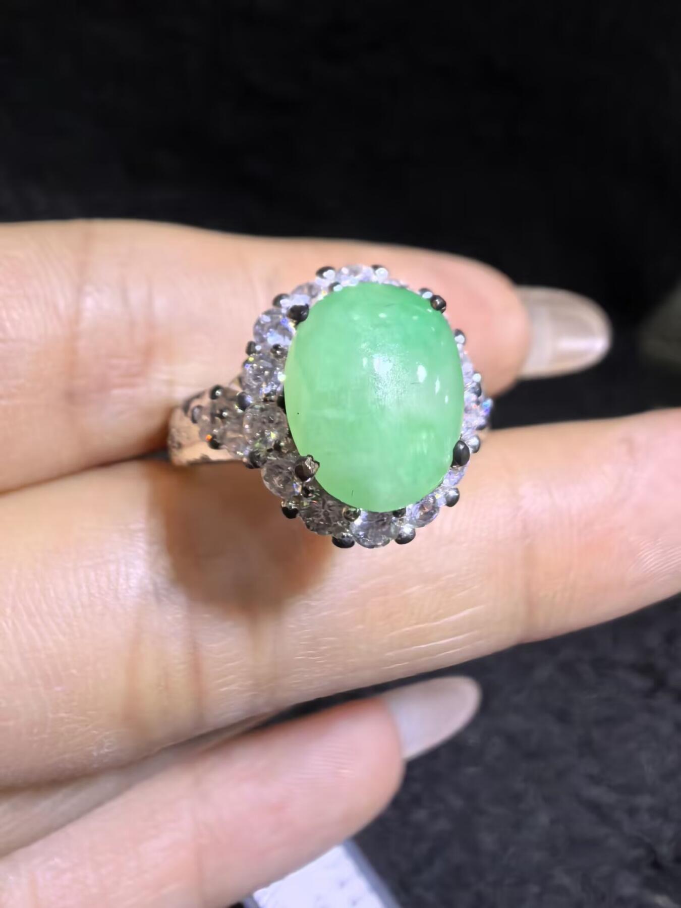 纯天然A货翡翠女戒面，色泽浓郁，水润冰透可代镶金银（老缅简单做铜托只为突显戒面效果）实物实拍，裸石尺寸:10.4mm*8.4mm