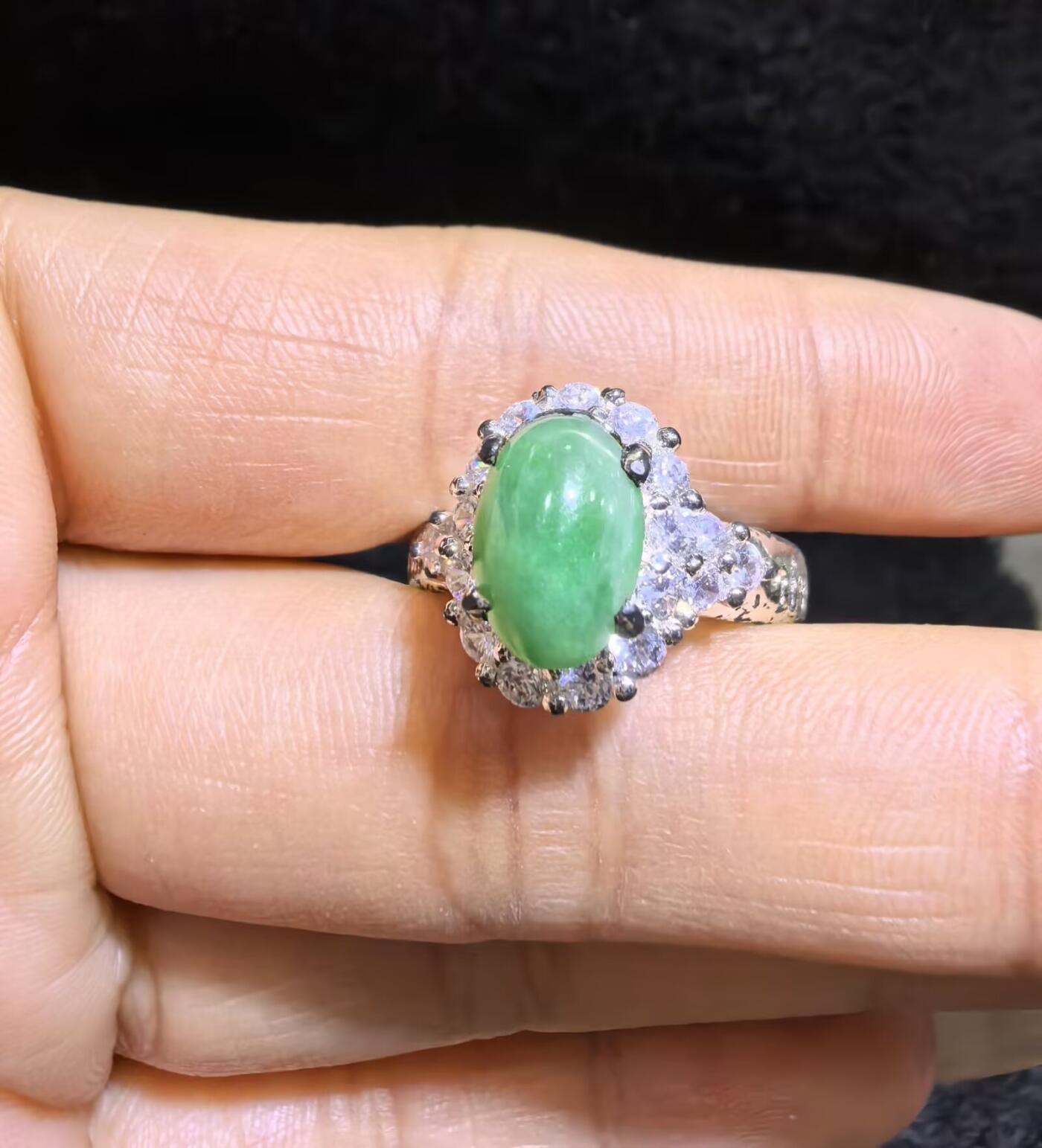 纯天然A货阳绿女戒面，色泽浓郁，种老色辣，可代镶金银（老缅简单做铜托只为突显戒面效果）实物实拍，无任何滤镜，所见即所得。裸石尺寸:1.0cm*0.7mm