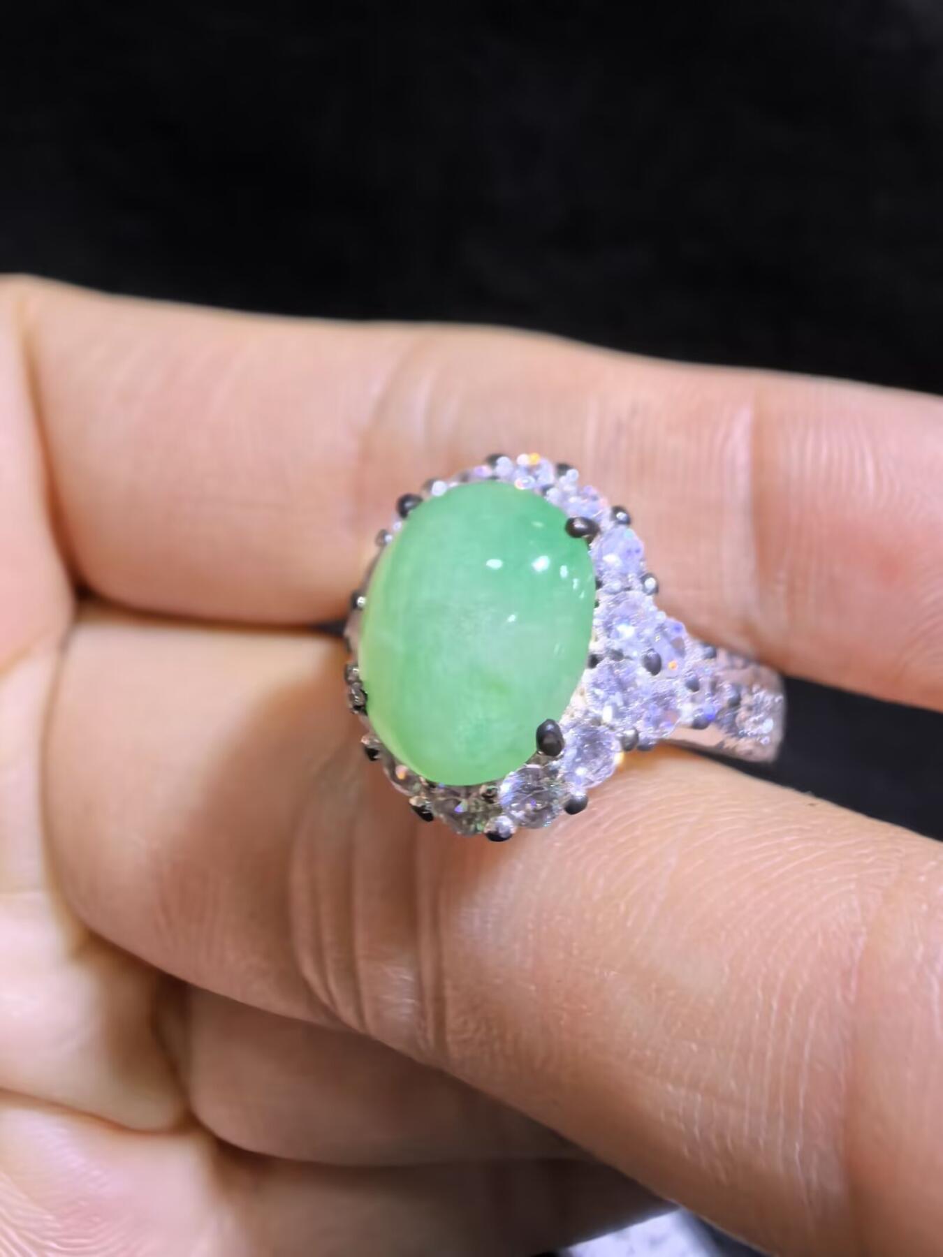 纯天然A货翡翠女戒面，色泽浓郁，水润冰透可代镶金银（老缅简单做铜托只为突显戒面效果）实物实拍，裸石尺寸:10.4mm*8.4mm