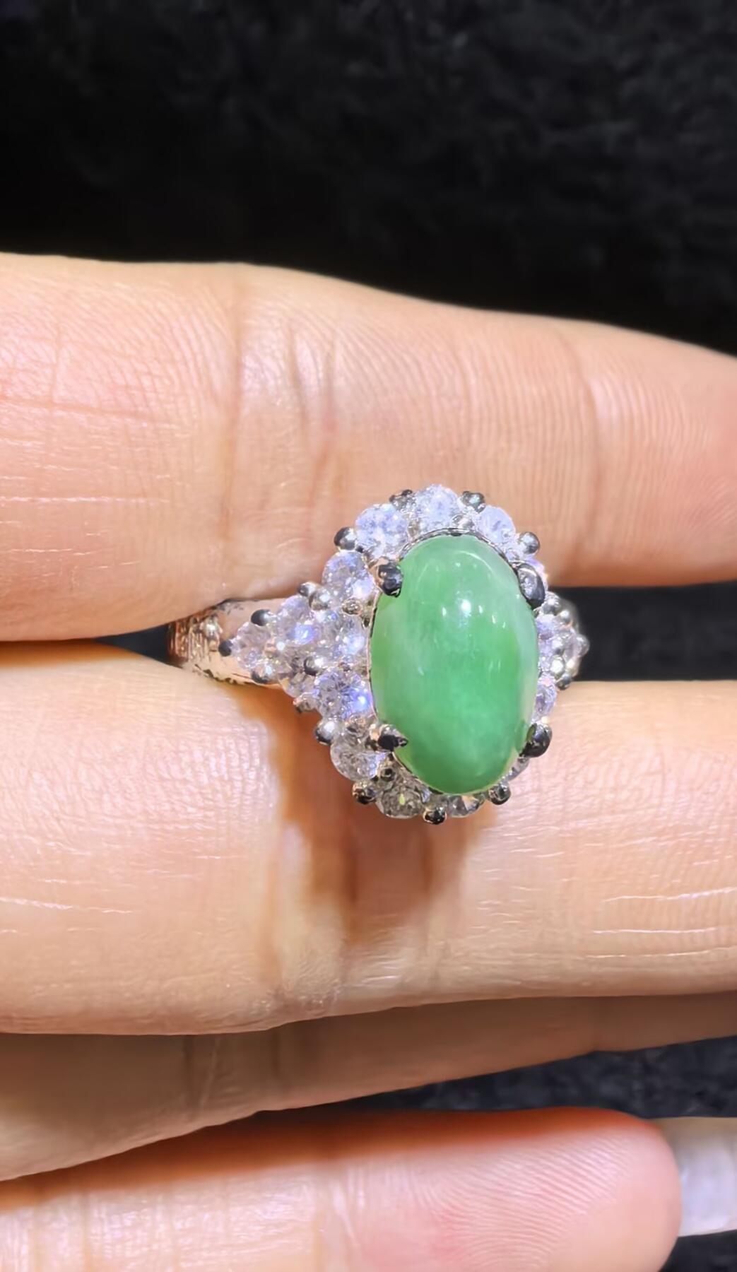 纯天然A货阳绿女戒面，色泽浓郁，种老色辣，可代镶金银（老缅简单做铜托只为突显戒面效果）实物实拍，无任何滤镜，所见即所得。裸石尺寸:1.0cm*0.7mm